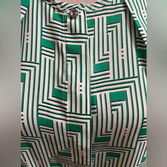 B2 NWT KARL LAGERFELD PARIS WOMEN’S BLOUSE SIZE S. Bust: 41 “ & Length: 23.5” - Picture 10 of 15